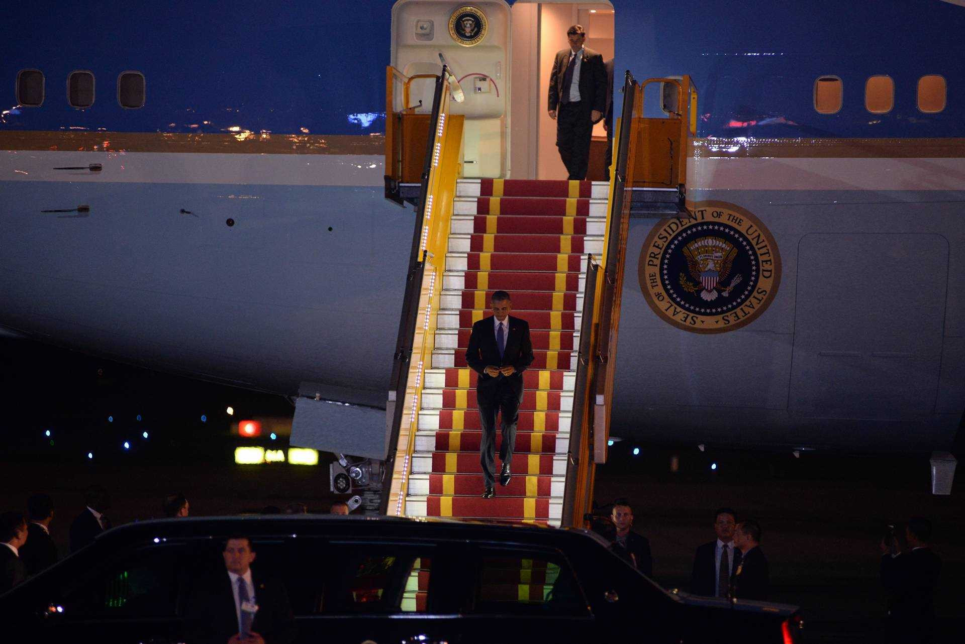Tổng thống Obama bước xuống máy bay