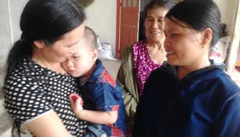 Cô Tuyết ân cần hỏi thăm sức khỏe bé Nguyễn Văn Quyết (2 tuổi) bị ong đốt.