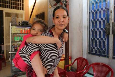 Vợ ông Bảo Tài và con gái bị bệnh. Ảnh: Duy Trần