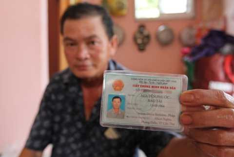 Ông Bảo Tài và chứng minh nhân dân phải ngày trước phải nhờ đến cố Thủ tướng Võ Văn Kiệt trợ giúp mới làm được do có nguyên quán ở Pháp, nơi ông nội và gia ông từng bị lưu đày. Ảnh: Duy Trần