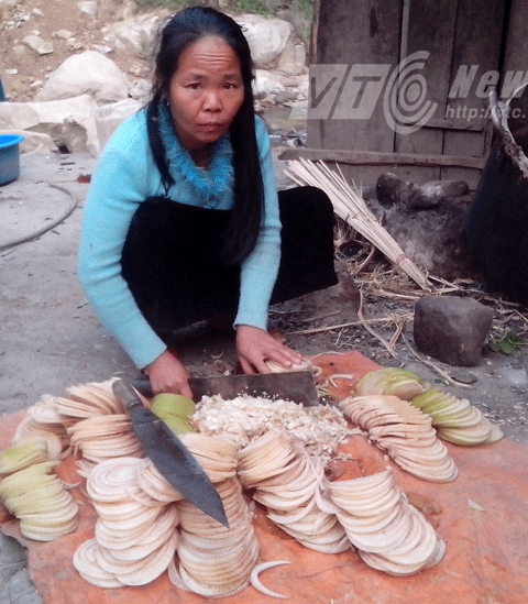 Nhà chị Long thường xuyên bị người rừng ghé thăm Nhà chị Long thường xuyên bị người rừng ghé thăm