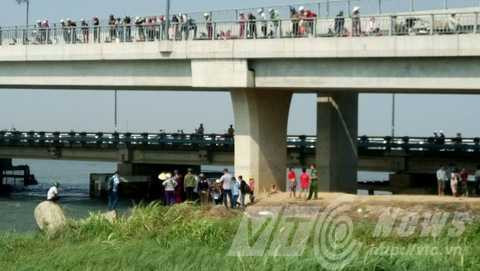 Một vụ nhảy cầu Hóa An tự tử trong năm 2015. Ảnh sưu tầm Một vụ nhảy cầu Hóa An tự tử trong năm 2015. Ảnh sưu tầm