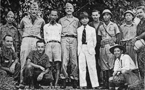 Nhóm Con nai chụp ảnh cùng Chủ tịch Hồ Chí Minh và Đại tướng Võ Nguyên Giáp