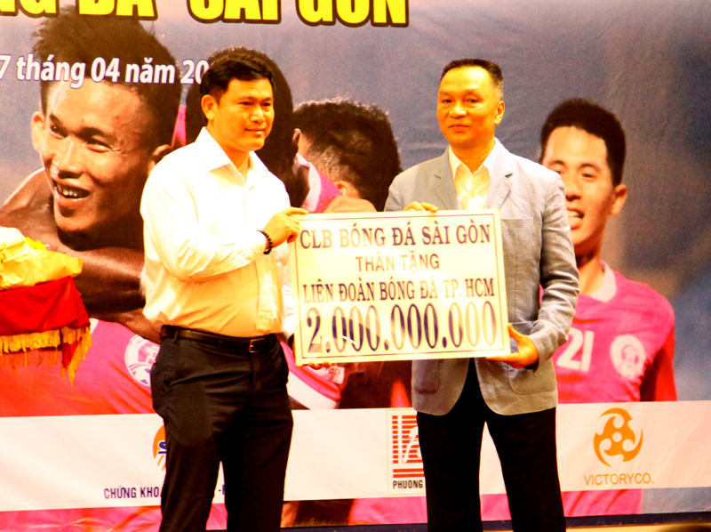 'Quà ra mắt' 2 tỉ đồng của CLB Sài Gòn trao tặng LĐBĐ TP.HCM (HFF)