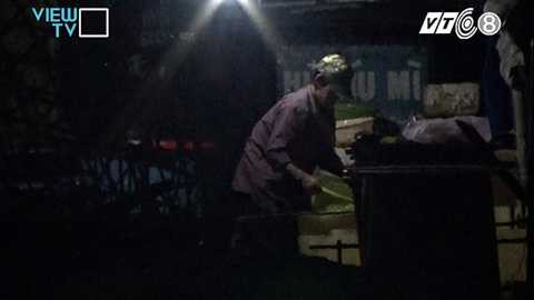 Người thanh niên hối hả múc những rổ măng đổ vào những chiếc chậu to Người thanh niên hối hả múc những rổ măng đổ vào những chiếc chậu to