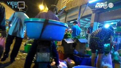 Người thanh niên dừng lại bên một sạp hàng, trút toàn bộ số măng cho bà Trang Người thanh niên dừng lại bên một sạp hàng, trút toàn bộ số măng cho bà Trang