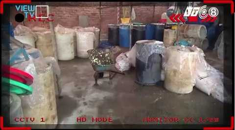 Hàng chục tấn măng nhập về được ngâm trong các thùng