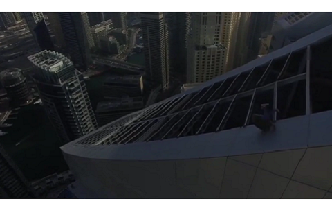 Chàng trai Nga nhào lộn trên nóc nhà cao tầng ở Dubai. Chàng trai Nga nhào lộn trên nóc nhà cao tầng ở Dubai.