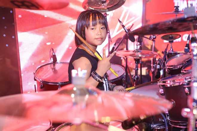 Trọng Nhân vừa đánh trống vừa hát rock