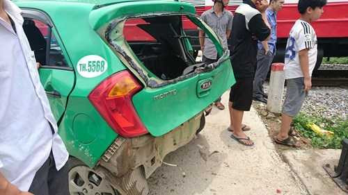 Cố băng qua đường sắt, taxi bẹp dúm sau cú chạm đuôi tàu