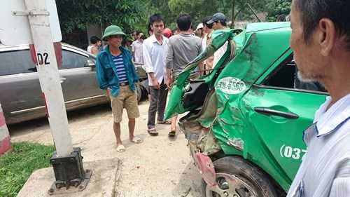 Nhiều người dân tập trung tại nơi xảy ra tai nạn