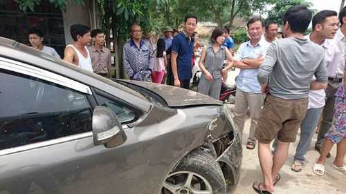 Cố băng qua đường sắt, taxi bẹp dúm sau cú chạm đuôi tàu