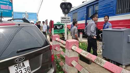 Chiếc xe 7 chỗ này cũng bị vạ lây