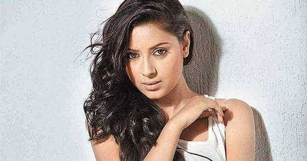 Pratyusha Banerjee sở hữu ngoại hình xinh đẹp cùng hình thể sexy.