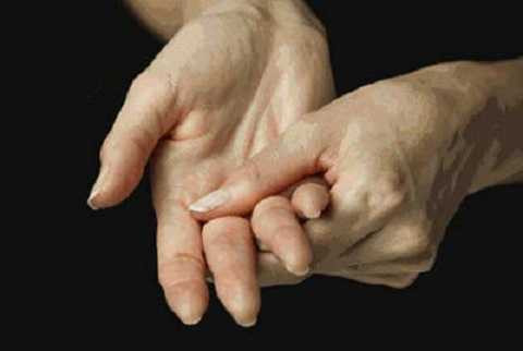 Đau tay, ngón tay kèm tổn thương mắt là triệu chứng ung thư phổi cần chú ý Đau tay, ngón tay kèm tổn thương mắt là triệu chứng ung thư phổi cần chú ý