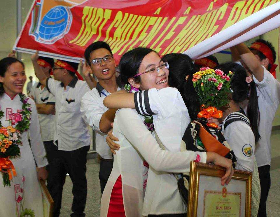 Đinh Thị Hương Thảo được bạn bè chúc mừng khi vừa giành được Huy chương Bạc Olympic Vật lý Châu Á 2016 (Ảnh: Vũ Đức Thọ)