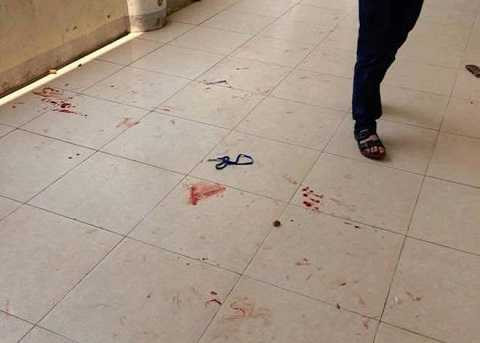 Hình ảnh máu vương vãi dưới nền gạch - Ảnh: Facebook Hình ảnh máu vương vãi dưới nền gạch - Ảnh: Facebook
