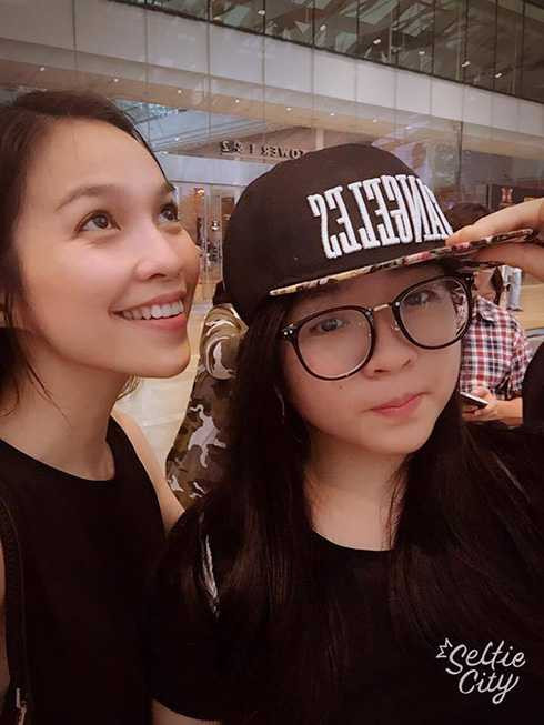 Mới đây, hai mẹ con vừa lên đường đi du lịch Singapore