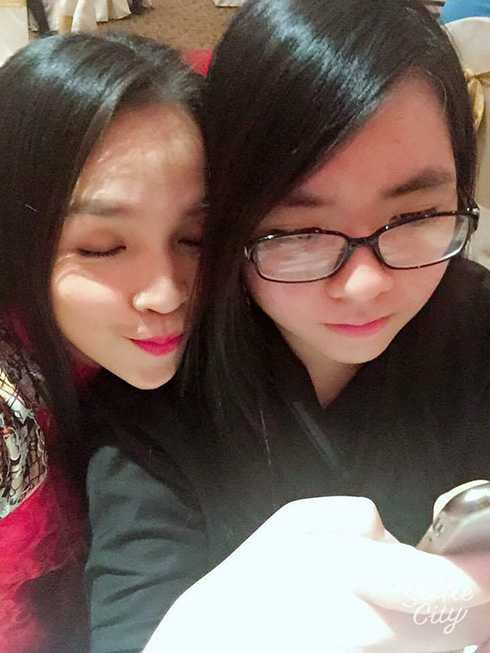 Hai mẹ con cực kỳ thân thiết và quấn quýt