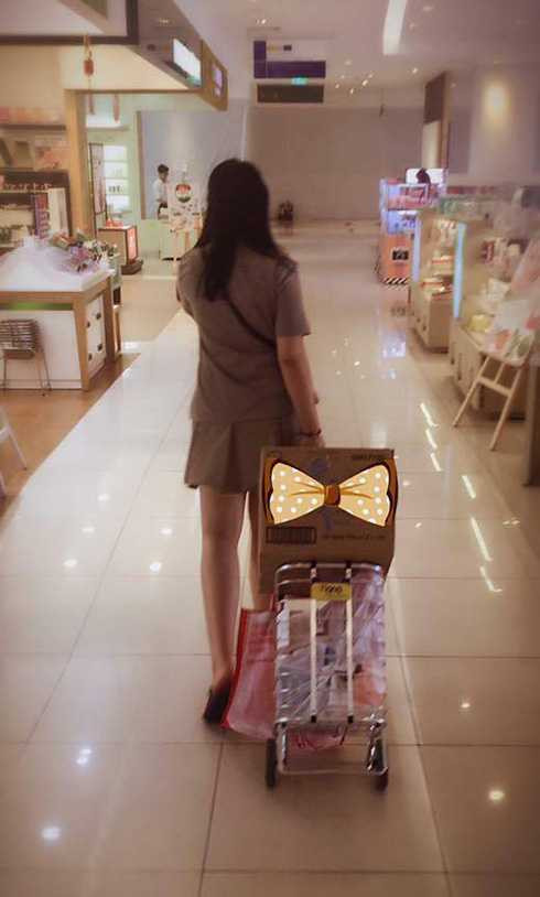 Thiếu nữ cao 1m65 của Hiền Thục xung phong xách đồ phụ mẹ khi cả hai đi chợ
