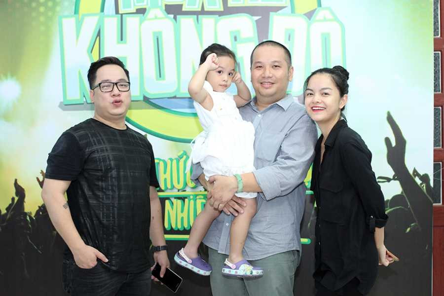 Con gái Phạm Quỳnh Anh ra Nha Trang ủng hộ mẹ làm show