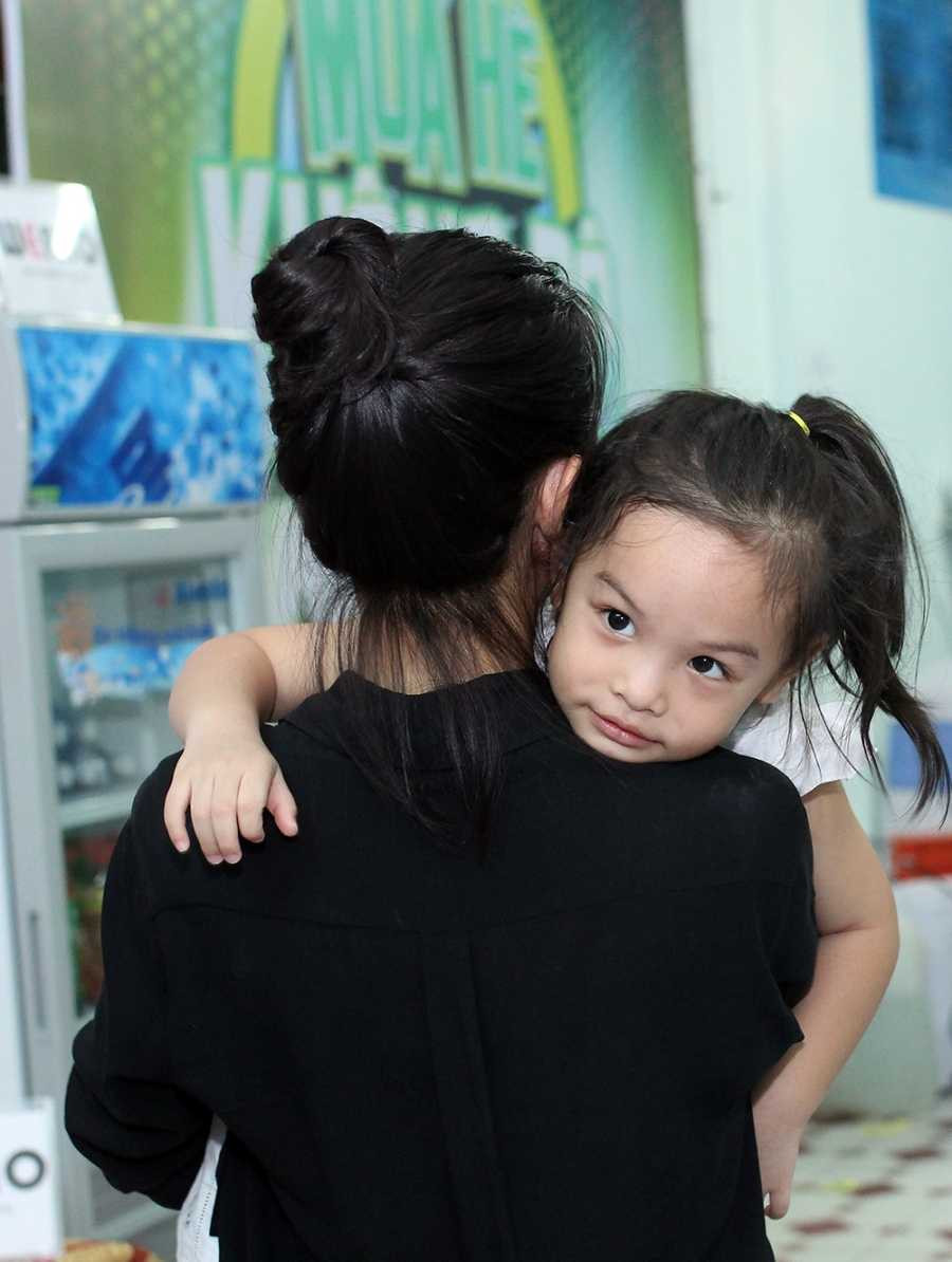 Con gái Phạm Quỳnh Anh ra Nha Trang ủng hộ mẹ làm show