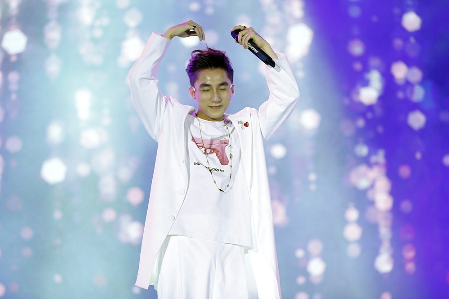 Con gái Phạm Quỳnh Anh ra Nha Trang ủng hộ mẹ làm show