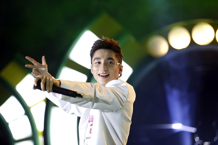 Con gái Phạm Quỳnh Anh ra Nha Trang ủng hộ mẹ làm show