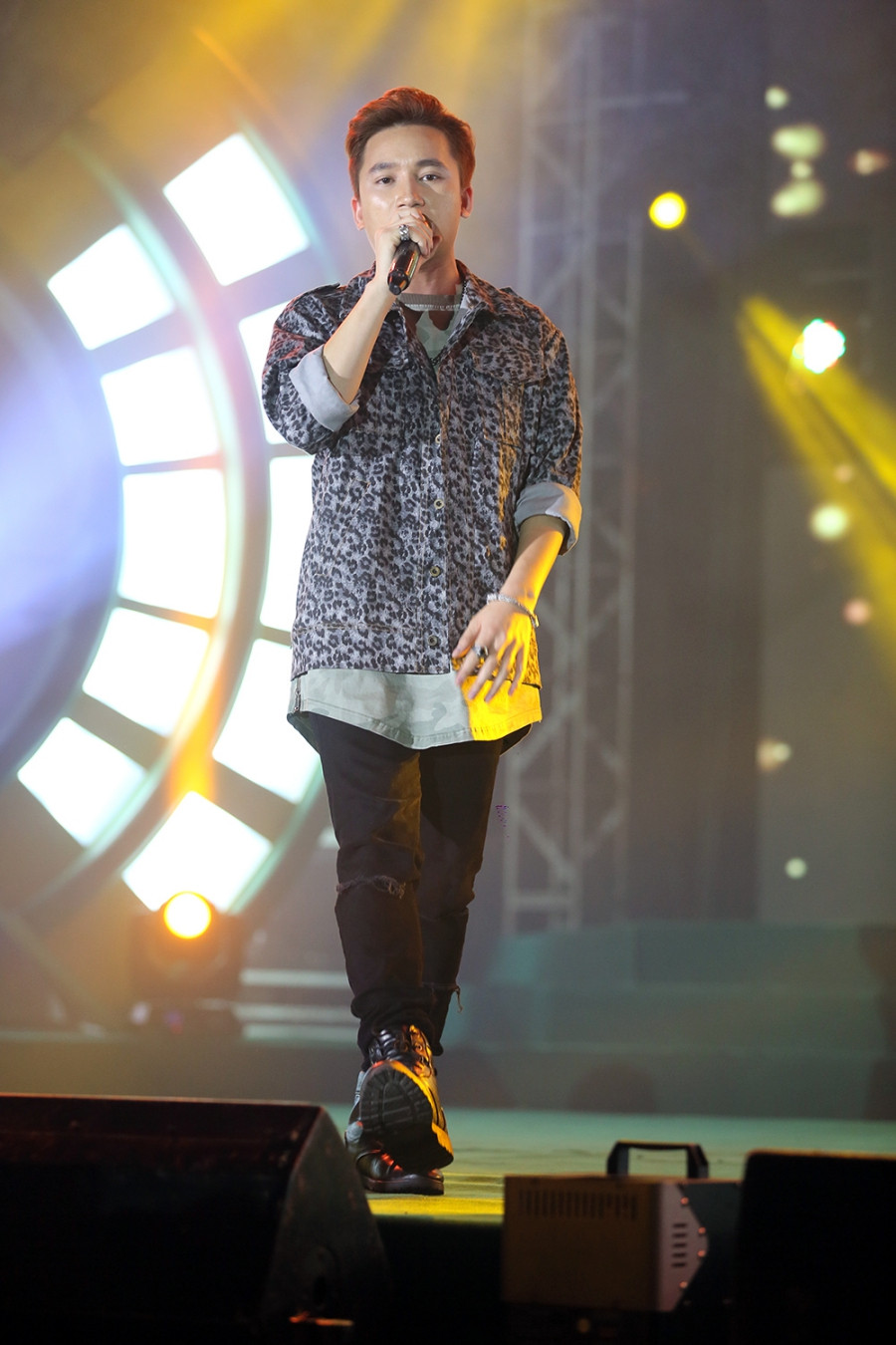 Con gái Phạm Quỳnh Anh ra Nha Trang ủng hộ mẹ làm show