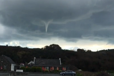 Cơn lốc xoáy hình phễu chỉ xuất hiện trong 5 phút rồi biến mất.