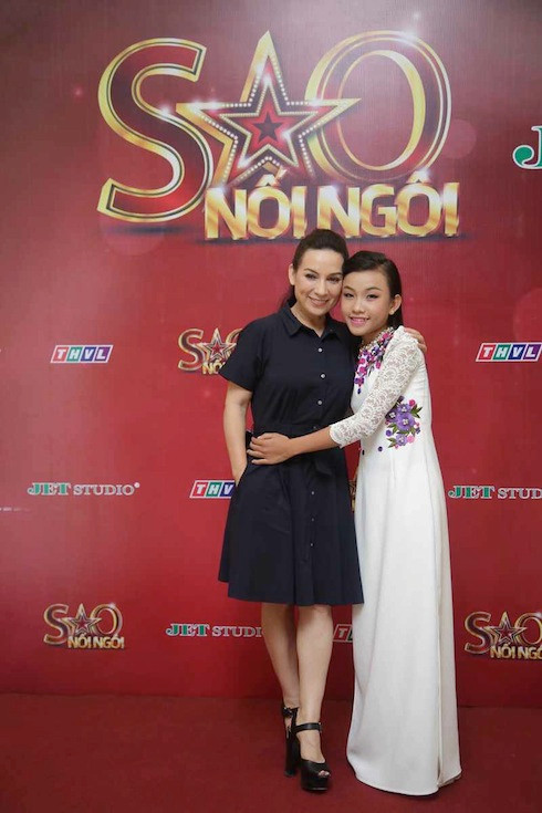 Thiêng Ngân và mẹ nuôi Phi Nhung