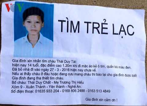 Tấm thông báo với những thông tin đầy đủ về cậu con trai bị mất tích được anh Chất dán khắp các tiệm Internet với mong muốn sớm nhận được thông tin của con.