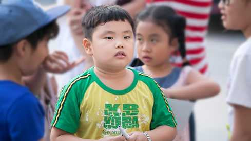 Con trai Xuân Bắc 'quậy tưng' cùng con gái cựu danh thủ Hồng Sơn