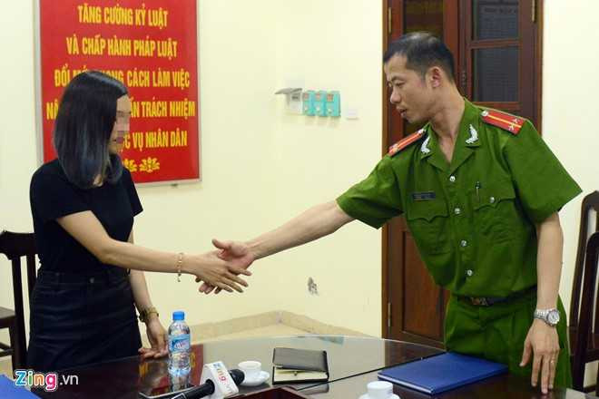 Tú Anh nhận lời xin lỗi của trung úy Bắc. Ảnh: Anh Tuấn.