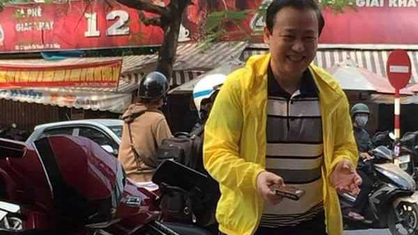 Công an Đà Nẵng cạy nắp cống nhặt điện thoại cho khách du lịch