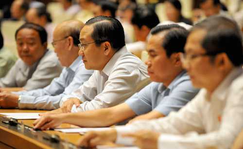 Đại biểu nhấn nút thông qua Luật.