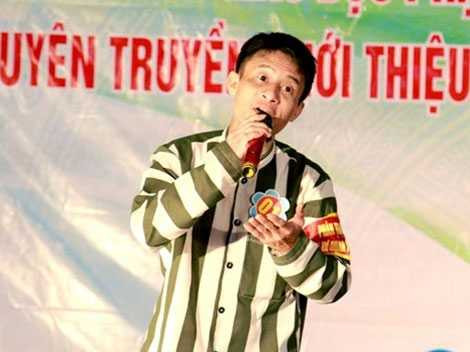 Bùi Xuân Lâm say sưa trình bày một bài hát do chính mình sáng tác.