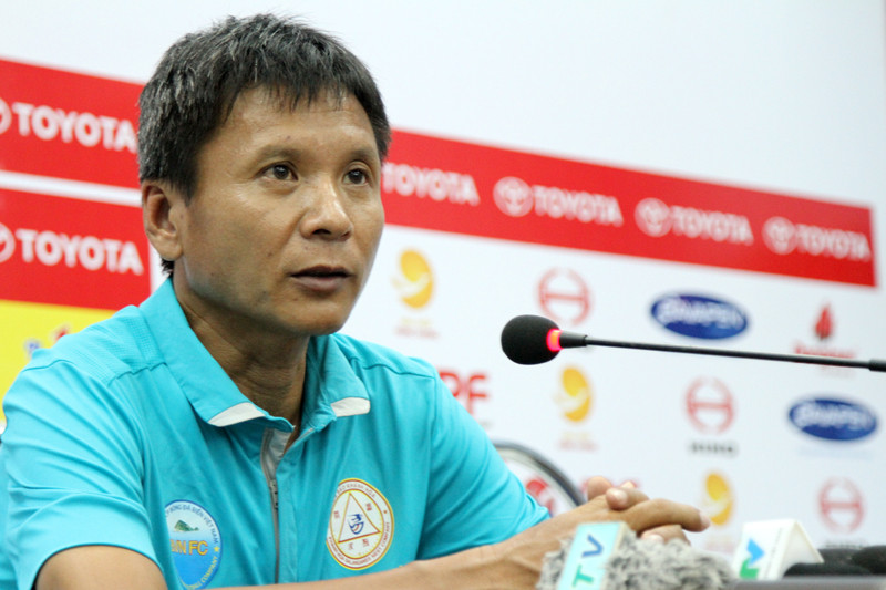 HLV Võ Đình Tân nuối tiếc khi Sanna Khánh Hòa BVN thất bại 1-3 trước B.Bình Dương (ảnh: Hoàng Tùng)