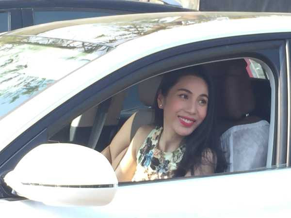 Thủy Tiên lái <a href='https://vtcnews.vn/oto-xe-may.31.0.html' >xe mới</a> được Công Vinh tặng đi bốc biển số. Ảnh: Maison de Bil.