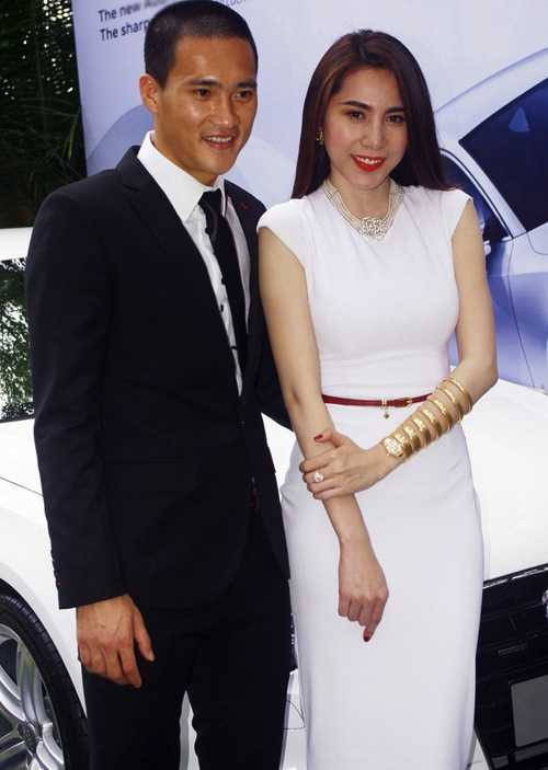 Thủy Tiên đeo chiếc đồng hồ có giá 4 tỷ đồng Công Vinh tặng. Ảnh: L.P.