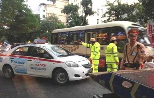 CSGT bắt lỗi trang phục tài xế taxi: Cục CSGT nói 'đúng', luật sư nói 'sai'