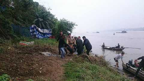 Nam thanh niên được đưa vào bờ