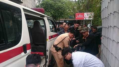 Nạn nhân được đưa đi cấp cứu