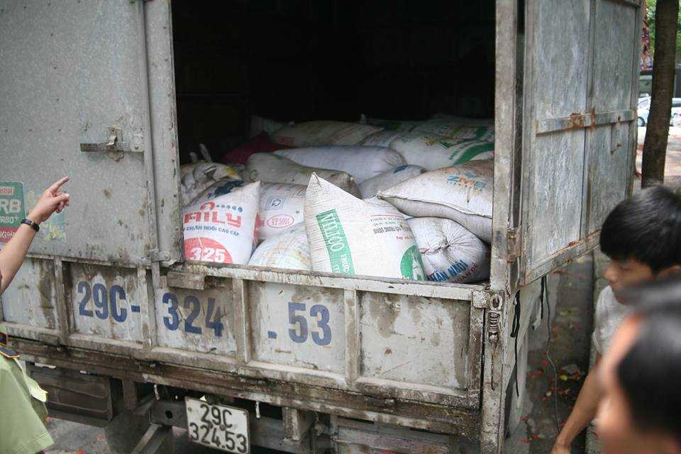 Lực lượng chức năng kiểm đếm trên xe có hơn 5 tấn mỡ bẩn.