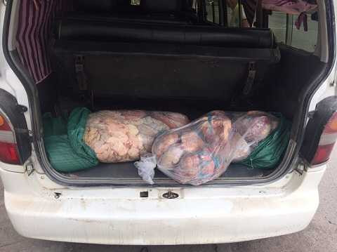 Xe ô tô khách vận chuyển 165kg lòng bốc mùi hôi thối chứa trong 3 túi nilon từ Phú Thọ đi Bắc Ninh.