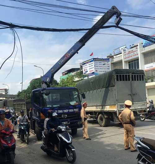 Chiếc xe tải có cẩu đã giúp nâng dây điện, lấy đường cho xe chạy trong một khoảng thời gian khá dài. Ảnh: Otofun