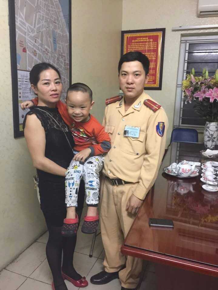 Người mẹ tìm được con sau khi bị thất lạc