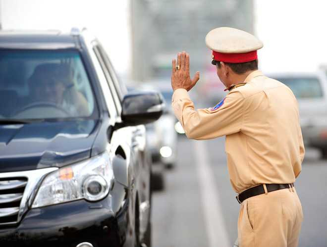 Tài xế chạy qua cầu Chương Dương giơ tay chào bố Đoàn và nhận lại hành động tương tự. Ảnh Zing