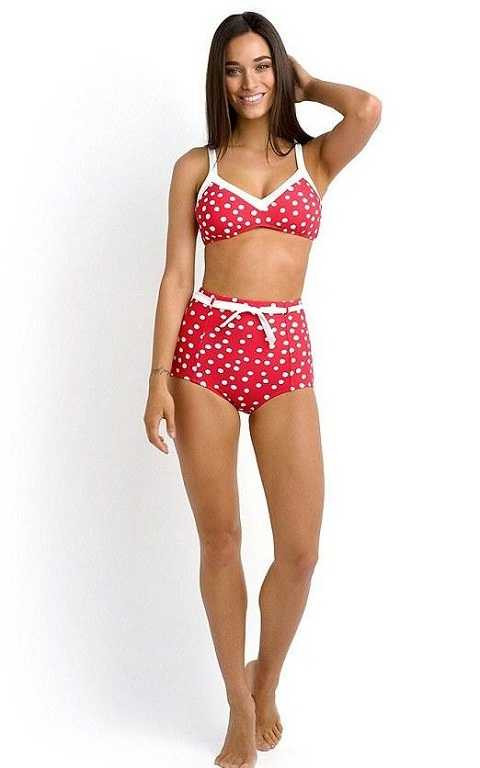 Bức ảnh bộ bikini hãng Seafolly được một cô gái trẻ mặc để quảng bá ở cửa hàng. Bức ảnh bộ bikini hãng Seafolly được một cô gái trẻ mặc để quảng bá ở cửa hàng.