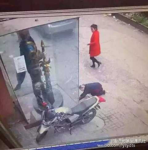 Cụ bà quỳ lạy rất thành tâm Cụ bà quỳ lạy rất thành tâm